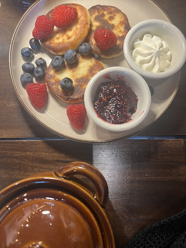 Cottage cheese pancakes with fresh berries